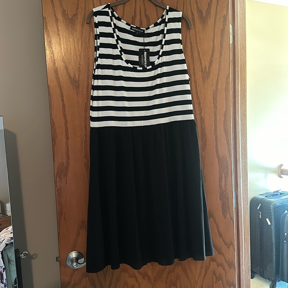 Women’s black and white sleeveless midi, size 2X, new with tag